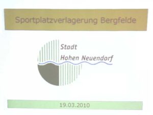 Sportplatzverlagerung Bergfelde
Rechts neben Torsten Alde, Bürgermeister Hartung und Herr Zenner von der Bauverwaltung
Torsten Alde mit Bürgermeister Brietzke vom Mühlenbecker Land
Abgeordnete aus beiden Kommunen verfolgten die Versammlung
Auch Herr Teßmann(CDU) fand klare Worte für die sofortige neue Sportanlage
Herr Günther & Zech (Bild mitte) von der neuen BI " Sportanlage jetzt".  Frau Gossmann-Reets (SPD) (rechts) brachte das "ausdrückliche Dafür"  zum Ausdruck