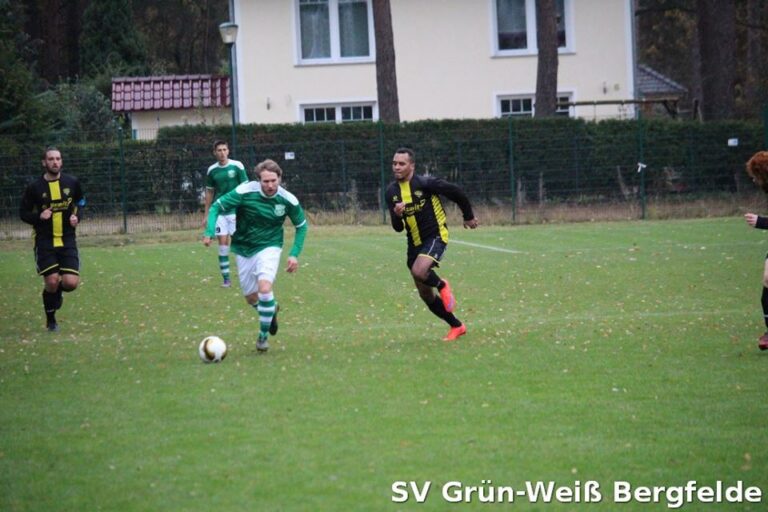 Szene aus dem Hinspiel: Dennis Bookhahn im Duell